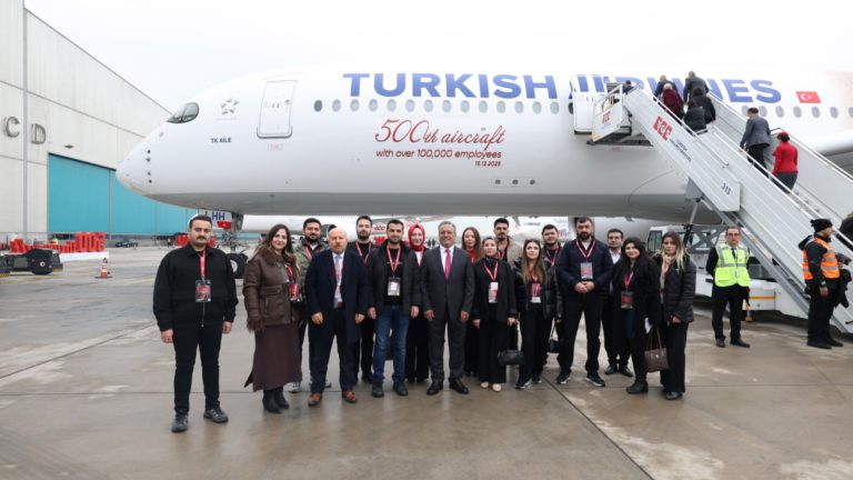 Turkish Airlines célèbre son 500e appareil avec une livrée spéciale en hommage à ses 100 000 collaborateurs.