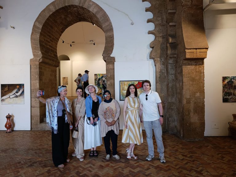 Ouverture de l’exposition « Quand la lettre se met à parler » de l’artiste plasticienne et calligraphe Amina Chicha au Bastion Bab El Kébir des Oudayas